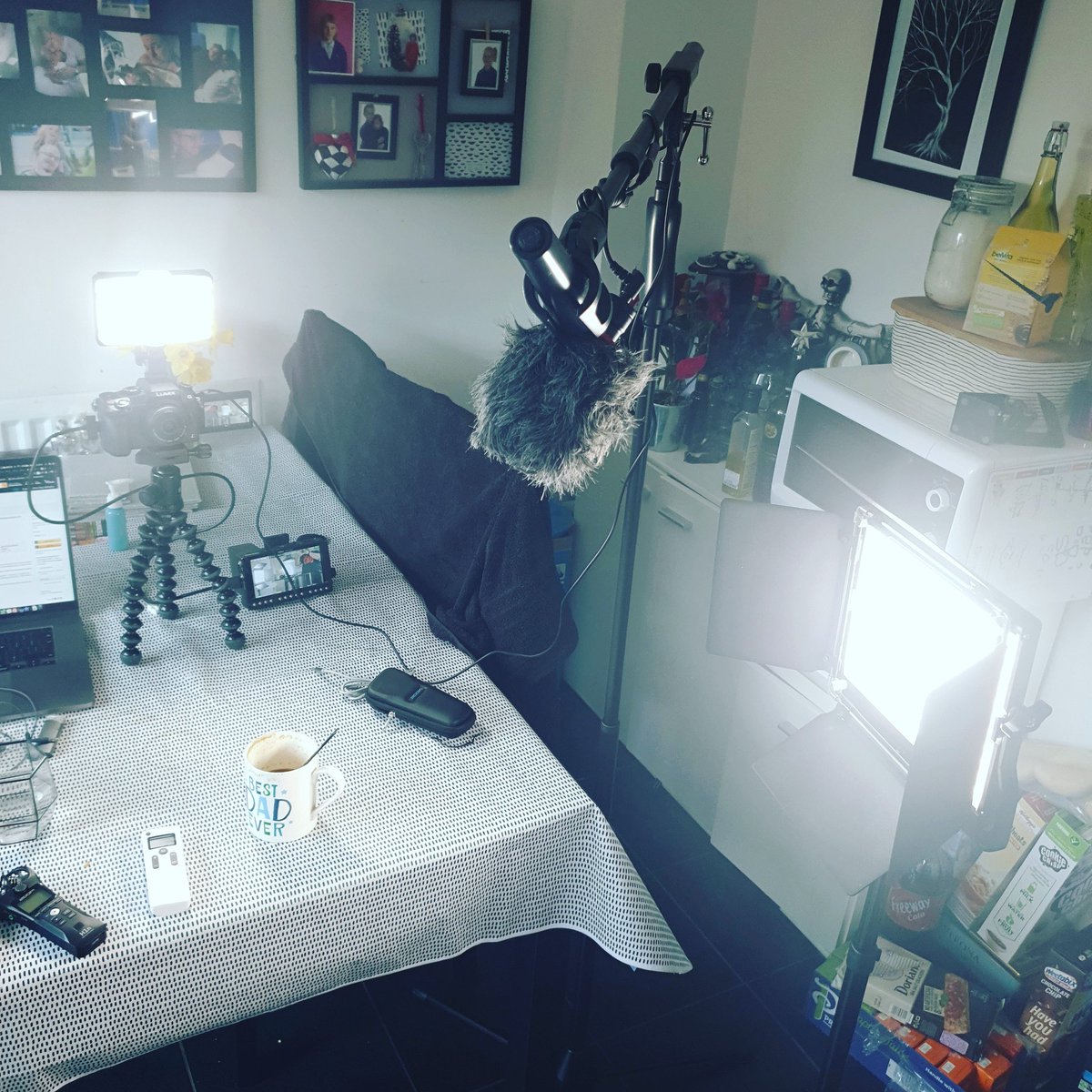 theItalianDad's tweet photo. When you don't have a studio, so any place in the house will do 🤣 @neewerofficial Advanced 2.4g 660LED light review on its way! And I took out the old Panasonic G7 for filming this time #neewer #neewerlight #ledlights #panasonicg7 #lumixg7 #review #boyamic #boyamicrophone https://t.co/0bTm1wXWiH