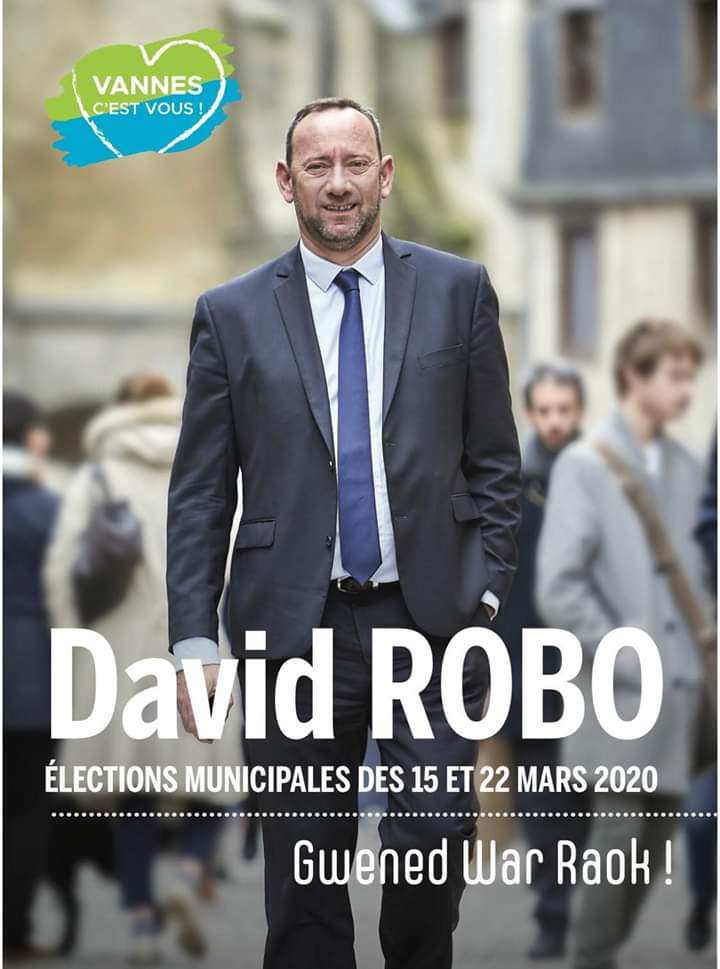 YvesBienvenu's tweet photo. Colle et pinceau ...33 panneaux 
François Ars au boulot!
#Municipales2020
#Vannes #Morbihan #Bretagne 
#VannesCestVous #DavidRobo2020 https://t.co/B9RWyt9IO4