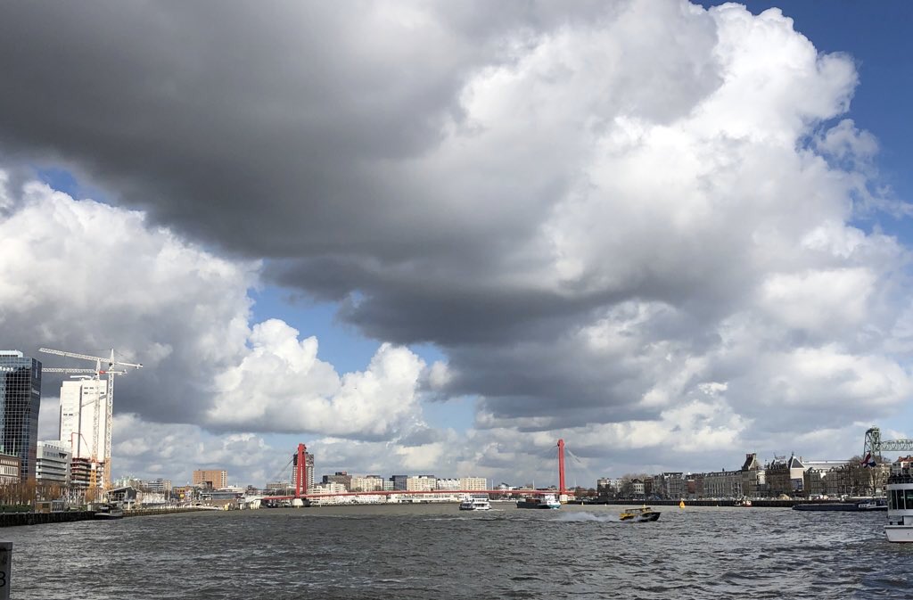 JolandaBakkker's tweet photo. @010byday @KURD_010 @RDStad @Rotterdamfoto @rottergram @MustSee010 @Mooi_Rotterdam @010pics @Havenloods @gersrotterdam mooie stad met mooie wolkenstraten https://t.co/kHsB5H8Ofc
