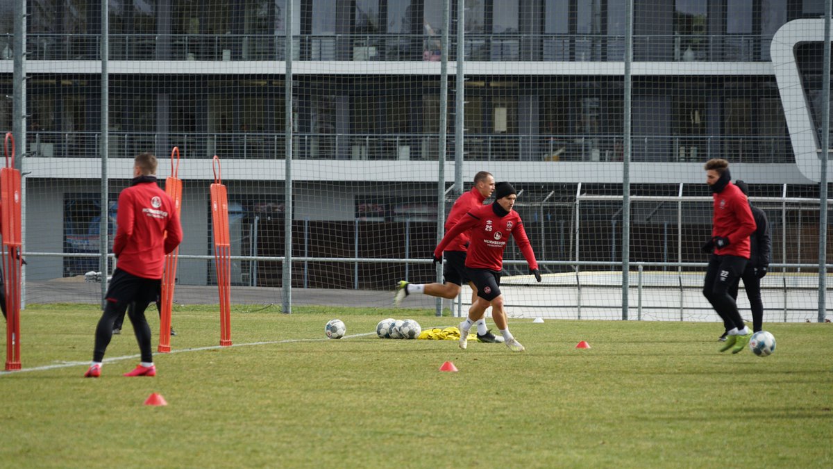 1_fc_nuernberg's tweet photo. Olli #Sorg und @DMavropanos haben heute den ersten Teil der Einheit mit der Mannschaft trainiert und arbeiten jetzt individuell mit Athletikcoach Flo #Klausner.

#fcn https://t.co/hFkgp6kPF6
