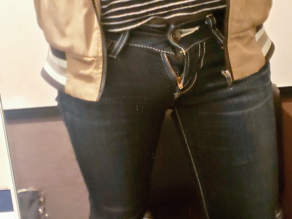 moussyjeans241's tweet photo. マウジーのデニム履いてます。
チャック開けています。 https://t.co/xZZk9yqILR