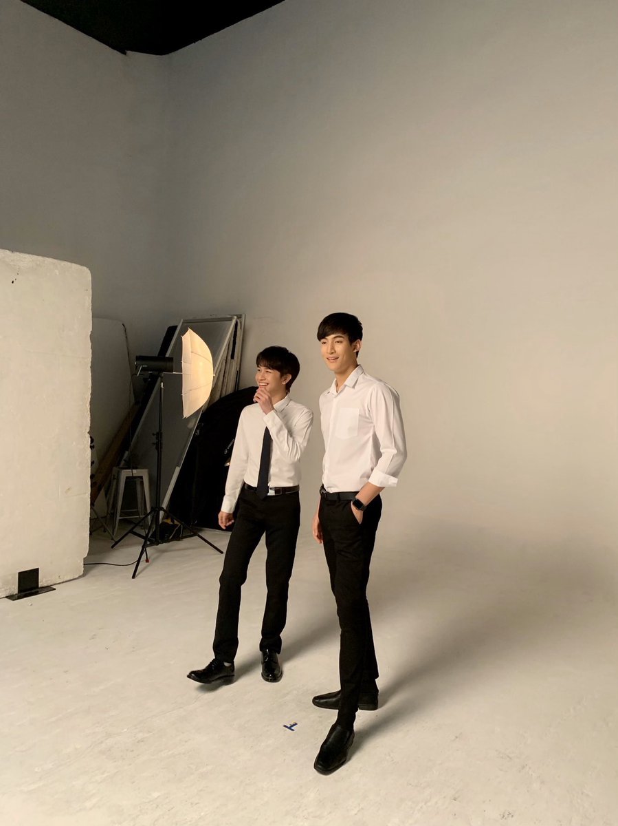 ohmthitiwat's tweet photo. ตั้งแต่วันแรกที่งานเปิดตัว ได้รู้จักคนตัวเล็กๆ หัวทองๆ น่ารักๆ คนนึงเมื่อรู้ว่าจะได้เล่นคู่กันในซีรี่ย์วายเรื่องแรกของผม เราตกลงกันตั้งแต่วันแรกๆว่าจะเรียกฟลุ้คว่าน้องเพื่อความคุ้นชินและอินกับตัวละครให้มากที่สุด จนมาถึงทุกวันนี้ ต้องขอบคุณพาร์ทเนอร์ที่ดี“ฟลุ้ค” #DeanPharmMemories https://t.co/3A4zXIvNEX