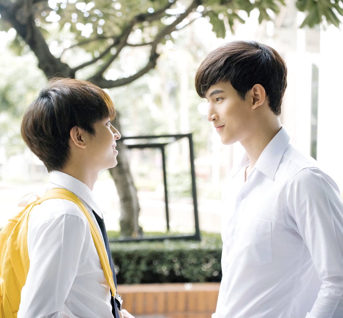 ohmthitiwat's tweet photo. ตั้งแต่วันแรกที่งานเปิดตัว ได้รู้จักคนตัวเล็กๆ หัวทองๆ น่ารักๆ คนนึงเมื่อรู้ว่าจะได้เล่นคู่กันในซีรี่ย์วายเรื่องแรกของผม เราตกลงกันตั้งแต่วันแรกๆว่าจะเรียกฟลุ้คว่าน้องเพื่อความคุ้นชินและอินกับตัวละครให้มากที่สุด จนมาถึงทุกวันนี้ ต้องขอบคุณพาร์ทเนอร์ที่ดี“ฟลุ้ค” #DeanPharmMemories https://t.co/3A4zXIvNEX