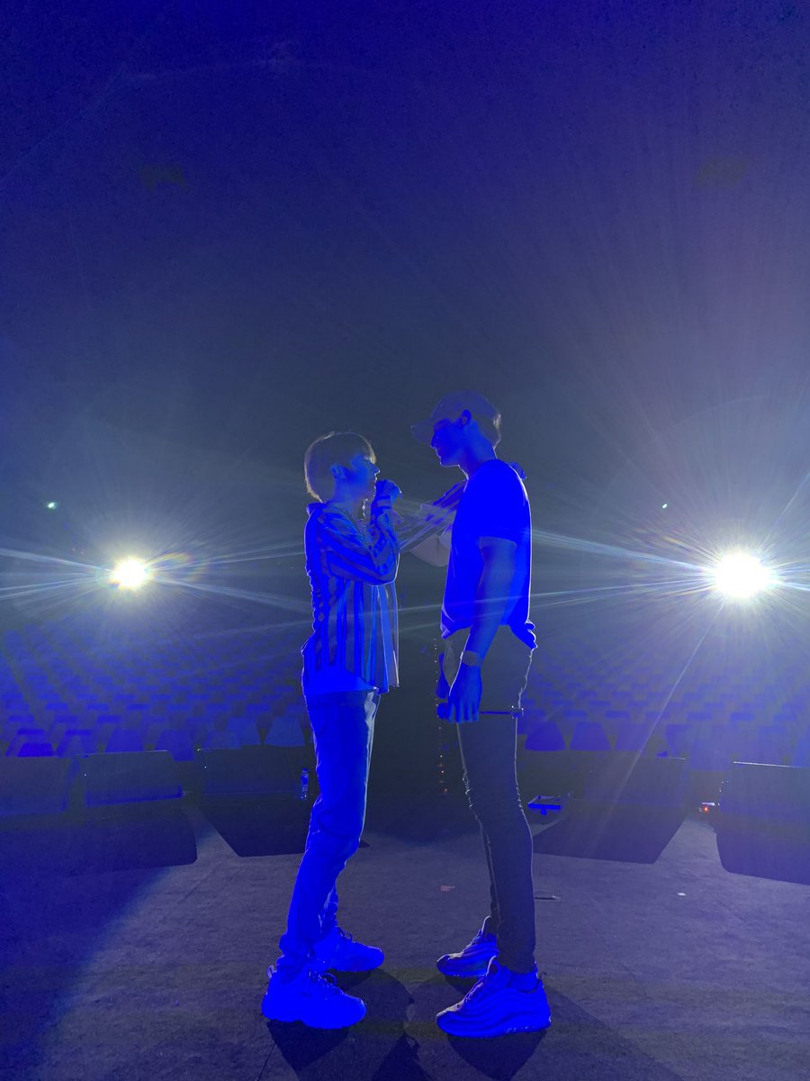 ohmthitiwat's tweet photo. ตั้งแต่วันแรกที่งานเปิดตัว ได้รู้จักคนตัวเล็กๆ หัวทองๆ น่ารักๆ คนนึงเมื่อรู้ว่าจะได้เล่นคู่กันในซีรี่ย์วายเรื่องแรกของผม เราตกลงกันตั้งแต่วันแรกๆว่าจะเรียกฟลุ้คว่าน้องเพื่อความคุ้นชินและอินกับตัวละครให้มากที่สุด จนมาถึงทุกวันนี้ ต้องขอบคุณพาร์ทเนอร์ที่ดี“ฟลุ้ค” #DeanPharmMemories https://t.co/3A4zXIvNEX