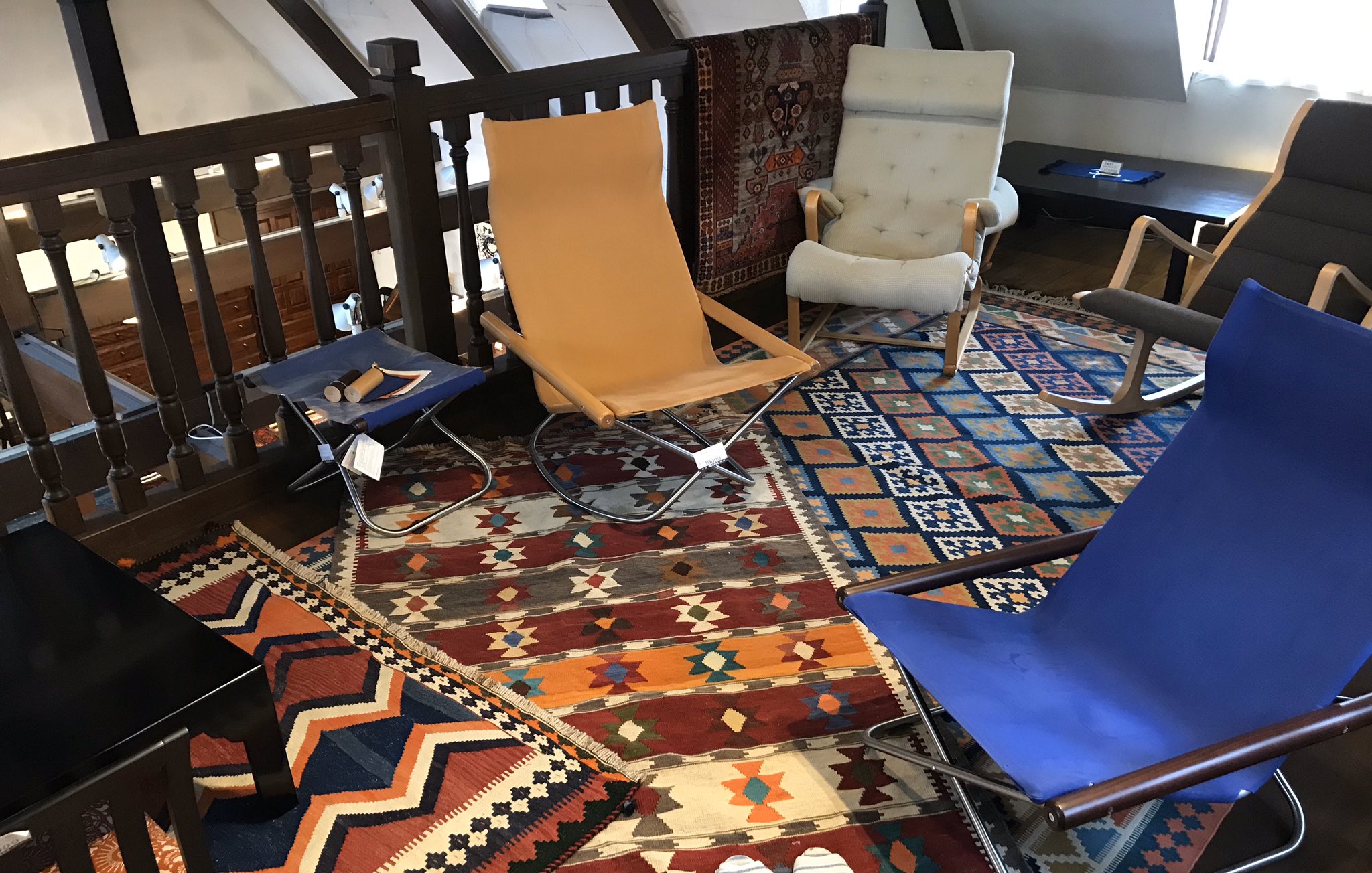 花森家具 キリムはお部屋に整然と敷くのもいいですが 平織りのならではの薄さを利用して大胆に敷き重ねるのも楽しみ方のひとつ 幾何学模様が組み合わせが偶然な面白さを生み出してくれますよ キリム キリムのある暮らし 手織り絨毯 天童木工