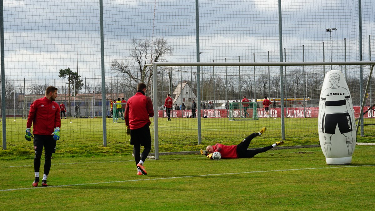 1_fc_nuernberg's tweet photo. Volles Haus bei den Torhütern: #Mathenia &amp; #Willert sind wieder fit, auch #Dornebusch, #Lukse &amp; #Wendlinger trainieren auf dem Platz.

#fcn https://t.co/escCJwd9dg