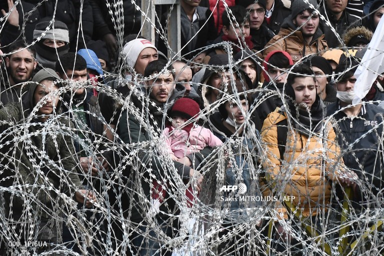 AureliaBAILLY's tweet photo. EU diplomats head to Turkey amid migrant crisis #AFP 
https://t.co/wBJPjWJiJU

📸 @yasinnakgul
📸 @ozannkosee
📸 @ArisMessinis
📸 @SakisMitrolidis https://t.co/9TrWnGhYjy