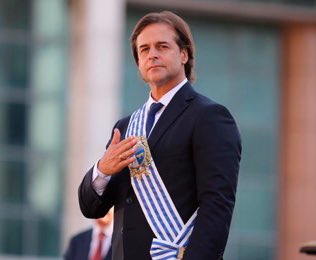 ElOjoChurrinche's tweet image. Van asumiendo sus cargos los nuevos funcionarios designados 
La titular del @mef_Uruguay Azucena Arbeleche habló del ahorro del gasto desde el primer minuto
@AlfieIsaac desde la @oppuruguay pidiendo estados de cuentas
Hora de ver la FLOTA DEL ESTADO RACIONALIZAR y #Limitar su USO