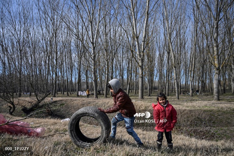 AureliaBAILLY's tweet photo. EU diplomats head to Turkey amid migrant crisis #AFP 
https://t.co/wBJPjWJiJU

📸 @yasinnakgul
📸 @ozannkosee
📸 @ArisMessinis
📸 @SakisMitrolidis https://t.co/9TrWnGhYjy