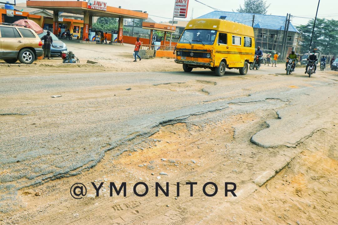ymonitorng's tweet photo. This is Jakande, a Lagos State Community close to Isolo. These are roads within the area are in severely bad shape. @LSPWC_official, It requires immediate attention as motorists & commuters are constantly finding themselves in traffic congestion.
#Potholetracker
#Fixthispothole https://t.co/K8sE9WK8oo