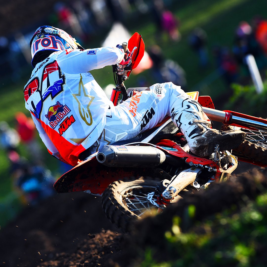 PirelliMoto's tweet photo. Pirelli monopolized the Grand Prix of Great Britain, the inaugural race of the FIM
Motocross World Championship. Scorpion™ MX tyres swiped up every podium, helping riders
on the heavy mud with stunning performances. 🏁 #Pirelli #PirelliMoto #ScorpionMX #MXGP https://t.co/YPEDeIMZHh