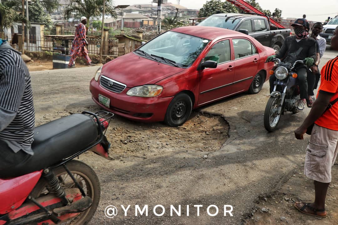 ymonitorng's tweet photo. This is Jakande, a Lagos State Community close to Isolo. These are roads within the area are in severely bad shape. @LSPWC_official, It requires immediate attention as motorists & commuters are constantly finding themselves in traffic congestion.
#Potholetracker
#Fixthispothole https://t.co/K8sE9WK8oo