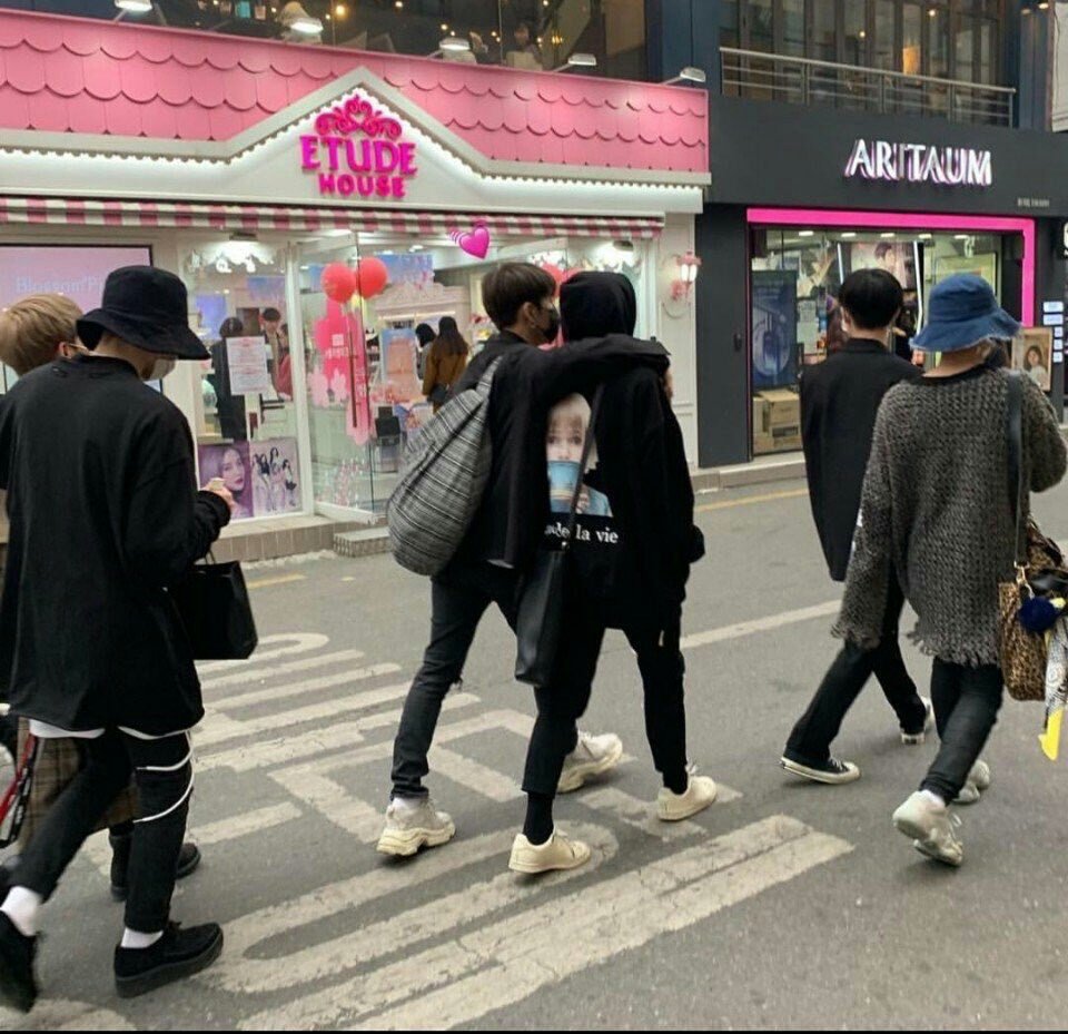 HYUNSUKISM's tweet photo. happy anniversary to this moment wherein they proved us their strong friendship despite the separation and the unclear future. They were so brave to hold onto each other until the end and showing us, mates, that we aren't the only one standing for them, but they stand for us too. https://t.co/XTFGZkd9qX