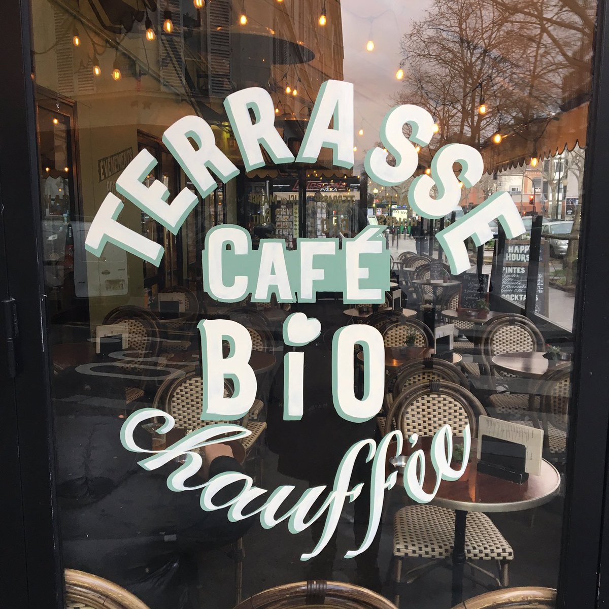 NanoqOff's tweet image. On dit souvent que tout est une question d'équilibre. Un café parisien aurait-il trouvé la solution pour garder les terrasses chauffées en France ? 🤔 On vous laisse débattre en commentaire👇 #nanoq #ecologie #dubitatif