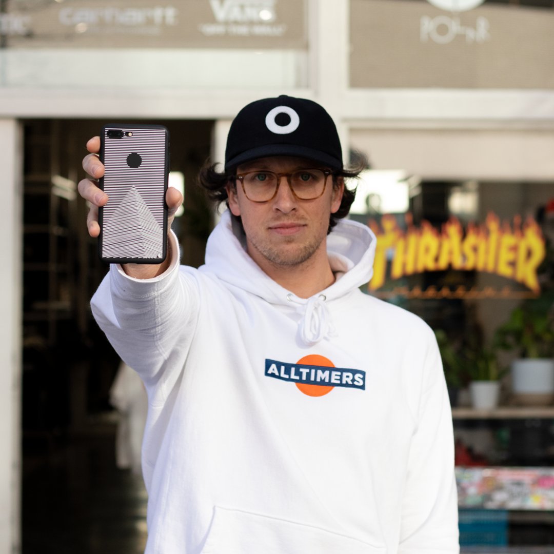 ‘Deze telefoonhoesjes van Tucknee zijn echt supertof! 🤩 Ze zijn ontworpen door Rotterdamse kunstenaars en een deel van de opbrengst die we ophalen bij <a href="/SevenplyRdam/">Sevenply Rotterdam</a> gaat dan ook terug naar hen,’ vertelt Frank enthousiast. 🙌 #lijnbaanrotterdam #since1953