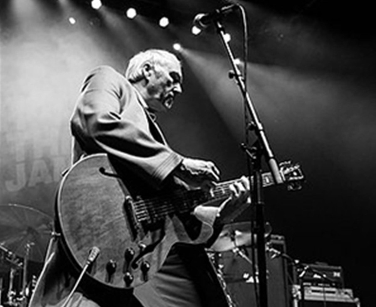 StephenFoz's tweet photo. Guesting at 18-20 on my @BBCSuffolk show tonight is #DennisGreaves, co-founder of the legendary @NineBelowZero1 whose 40th anniversary celebrations continue at @NewWolsey this coming Sunday. @ipswichgigs #Ipswich #gigs #Suffolk @BBCSounds https://t.co/NmndXpJxyh
