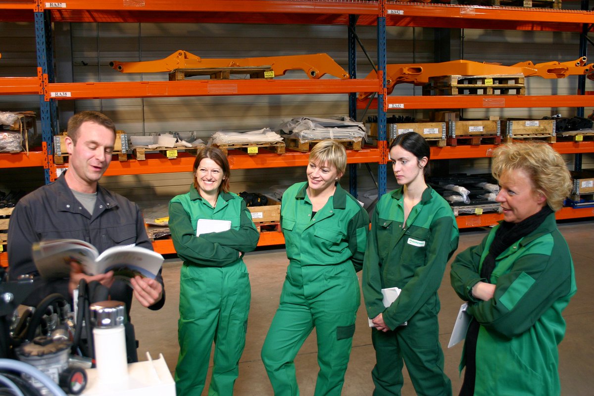 Ce dimanche 8 mars, c'est la #JournéeDesDroitsDeLaFemme ! L'occasion de rappeler que chez Noremat, les métiers techniques ne sont pas réservés aux hommes ! Rejoignez-nous Mesdames ♀️😃 #Recrutement