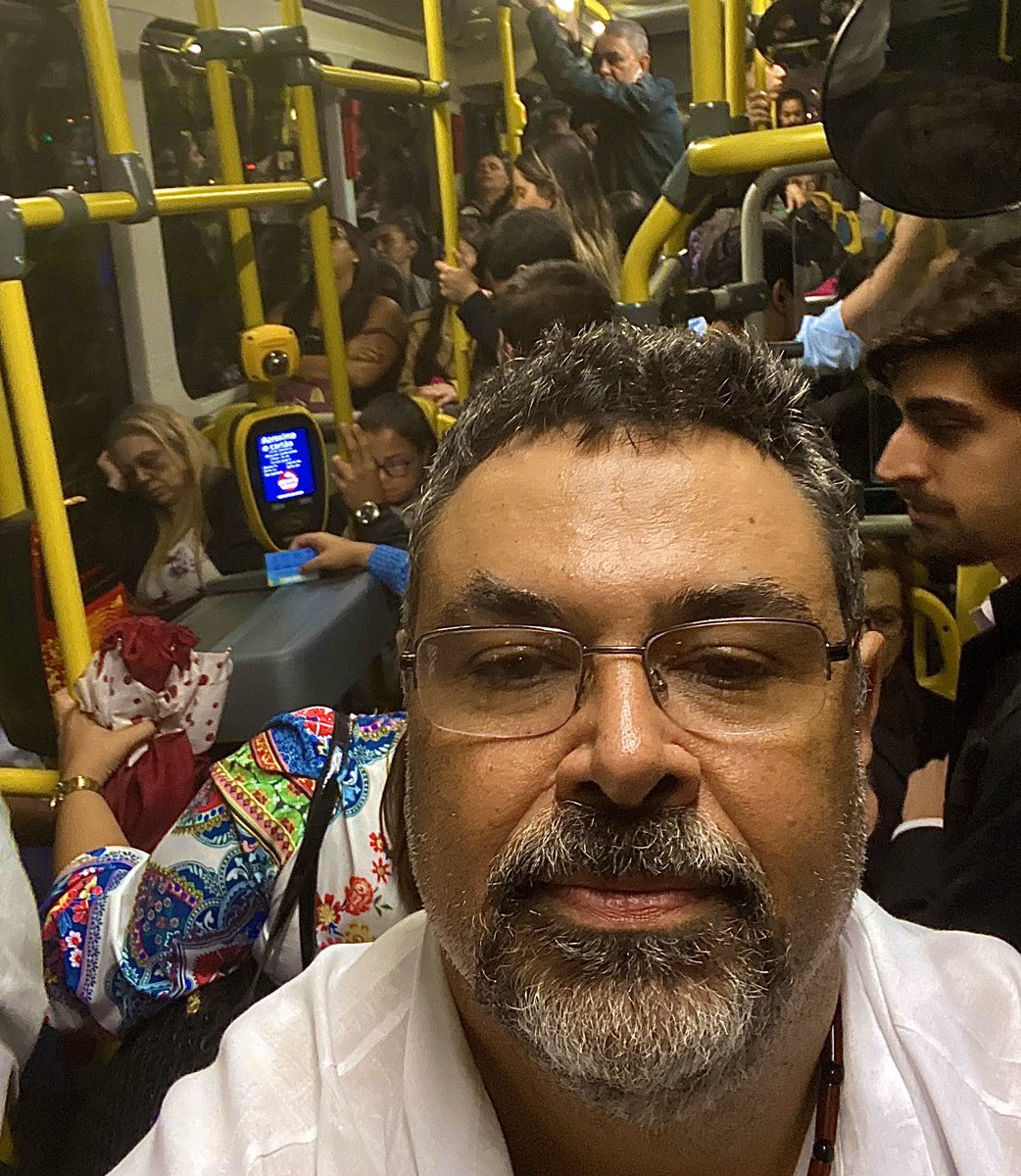 robertolivianu's tweet photo. Em Londres, o Prefeito vai trabalhar de metrô. Na Suécia, os Deputados, vão de bike. Eu mesmo, que trabalho no no MP, voltei para casa ontem de busão. E estava bem lotado. Mas na Presidencia da Câmara dos Deputados não pode, tem que usar jatinho da FAB. https://t.co/zeFD24UHOv https://t.co/tXV7lHU0qn