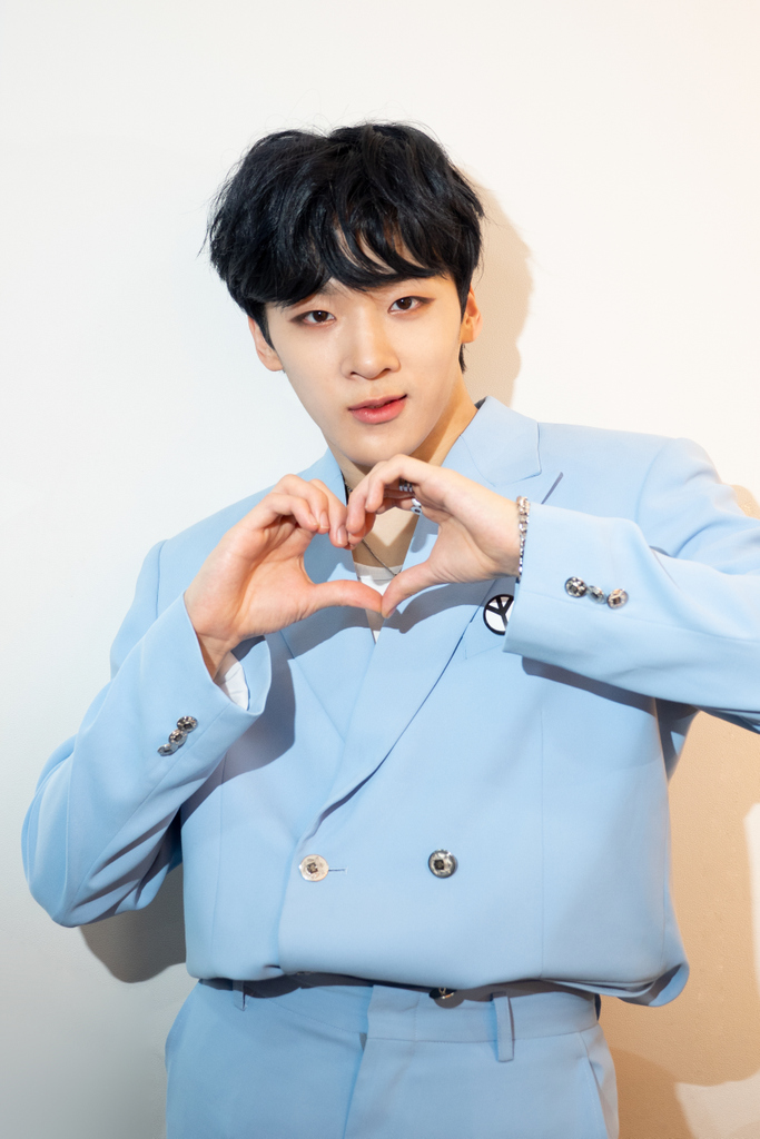 pagelab_studio's tweet photo. [#인중샷]
세상 사람들~! 정식 데뷔 1일차에 상큼하고 멋있고 웃기고 다하는 우리 엠쎈디 좀 보고 가세요~!!!!!

영상 보고 이벤트 참여하러 가기 >> https://t.co/qsht8ET1To

@McndOfficial_ 
#MCND #엠씨엔디 #캐슬제이 #빅 #피키캐스트 #피키픽처스 #Pikicast #PikiPictures https://t.co/a9ONgeNOri