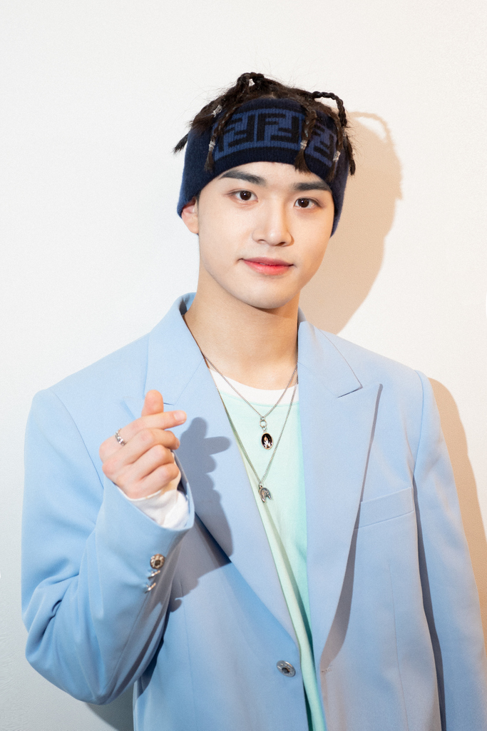 pagelab_studio's tweet photo. [#인중샷]
세상 사람들~! 정식 데뷔 1일차에 상큼하고 멋있고 웃기고 다하는 우리 엠쎈디 좀 보고 가세요~!!!!!

영상 보고 이벤트 참여하러 가기 >> https://t.co/qsht8ET1To

@McndOfficial_ 
#MCND #엠씨엔디 #캐슬제이 #빅 #피키캐스트 #피키픽처스 #Pikicast #PikiPictures https://t.co/a9ONgeNOri