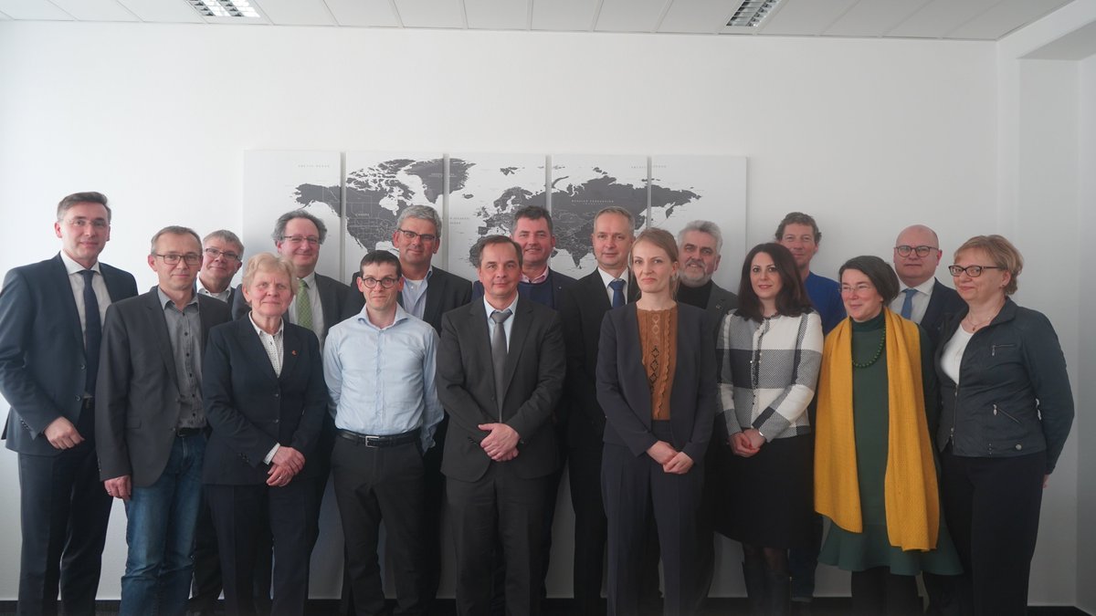 MWL_LSA's tweet photo. Der 2018 eingerichtete #Digitalisierungsbeirat wird das Ministerium auch in den nächsten 2 Jahren bei der Umsetzung der #DigitalenAgendaLSA unterstützen. Minister
@WillingmannA hat 18 Expertinnen & Experten für 2 Jahren berufen & sich für Einsatz bedankt. https://t.co/e9IFNGOhwS https://t.co/cr3EeQNTSq
