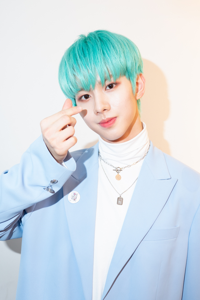 pagelab_studio's tweet photo. [#인중샷]
세상 사람들~! 정식 데뷔 1일차에 상큼하고 멋있고 웃기고 다하는 우리 엠쎈디 좀 보고 가세요~!!!!!

영상 보고 이벤트 참여하러 가기 >> https://t.co/qsht8ET1To

@McndOfficial_ 
#MCND #엠씨엔디 #민재 #휘준 #윈 #피키캐스트 #피키픽처스 #Pikicast #PikiPictures https://t.co/8GzTZFYvs3