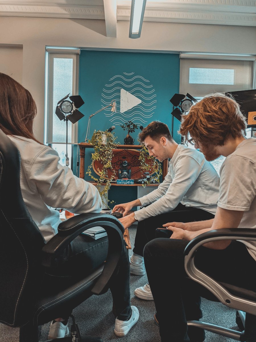 WANDER_FILMS_UK's tweet photo. ⚡ Woah! We're having another technical demonstration in Wanderland 🙌
Today, Jack is giving the team a refresh on all things CAMERA 📽 We PROPER love taking the time to learn from each other & continuously develop our skills 🤙
#WanderFilms #BeatTheScroll #Filmmaking #TechDem https://t.co/PcSvO8LTG3