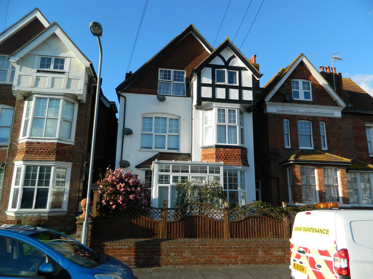 ShuttleworthBex's tweet photo. NO DEPOSIT TO PAY. Stunning two double bedroom flat in a popular location, close to all local amenities. The property had a brand new kitchen fitted last year and has gas central heating and double glazing throughout.
£775 PCM
01424 730530 https://t.co/HOTFMWfhHc