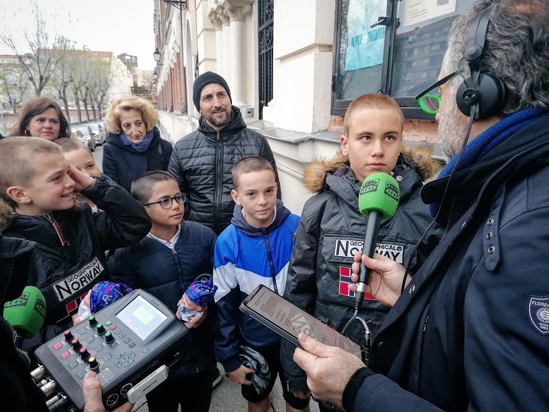 amigonianosLA's tweet photo. 📻El periodista @carlos__alsina ha visitado hoy el Colegio @LuisAmig1 de #Madrid, durante su programa @MasDeUno, para contar a sus oyentes el gran gesto de amistad que han tenido un grupo de alumnos de 6º de Primaria con un compañero enfermo de leucemia
🖱️https://t.co/gX1RSJXahw https://t.co/Ix6Ld1mwAe