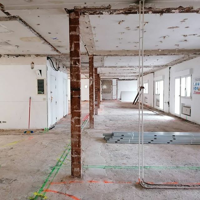 delucioreformas's tweet photo. En esta obra, estan ya empezando con tabiqueria, pero esta foto dice mucho del proyecto, un piso que va a pasar a ser 2 viviendas, 2 proyectos integrales. Se ve la perspectiva y las dimensiones con las que estamos trabajando. #delucioobraspropias #deluci… https://t.co/JNIl6j7xKl https://t.co/9anbhG1zaz