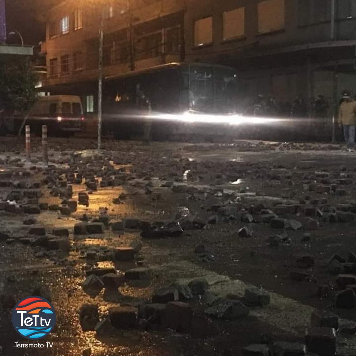 tet_planeta's tweet photo. #CONCEPCION
ANOCHE 
Tras intensa primera jornada de movilizaciones así quedó el centro de Concepción en avenida O'Higgins. https://t.co/m93zzkUyzQ
