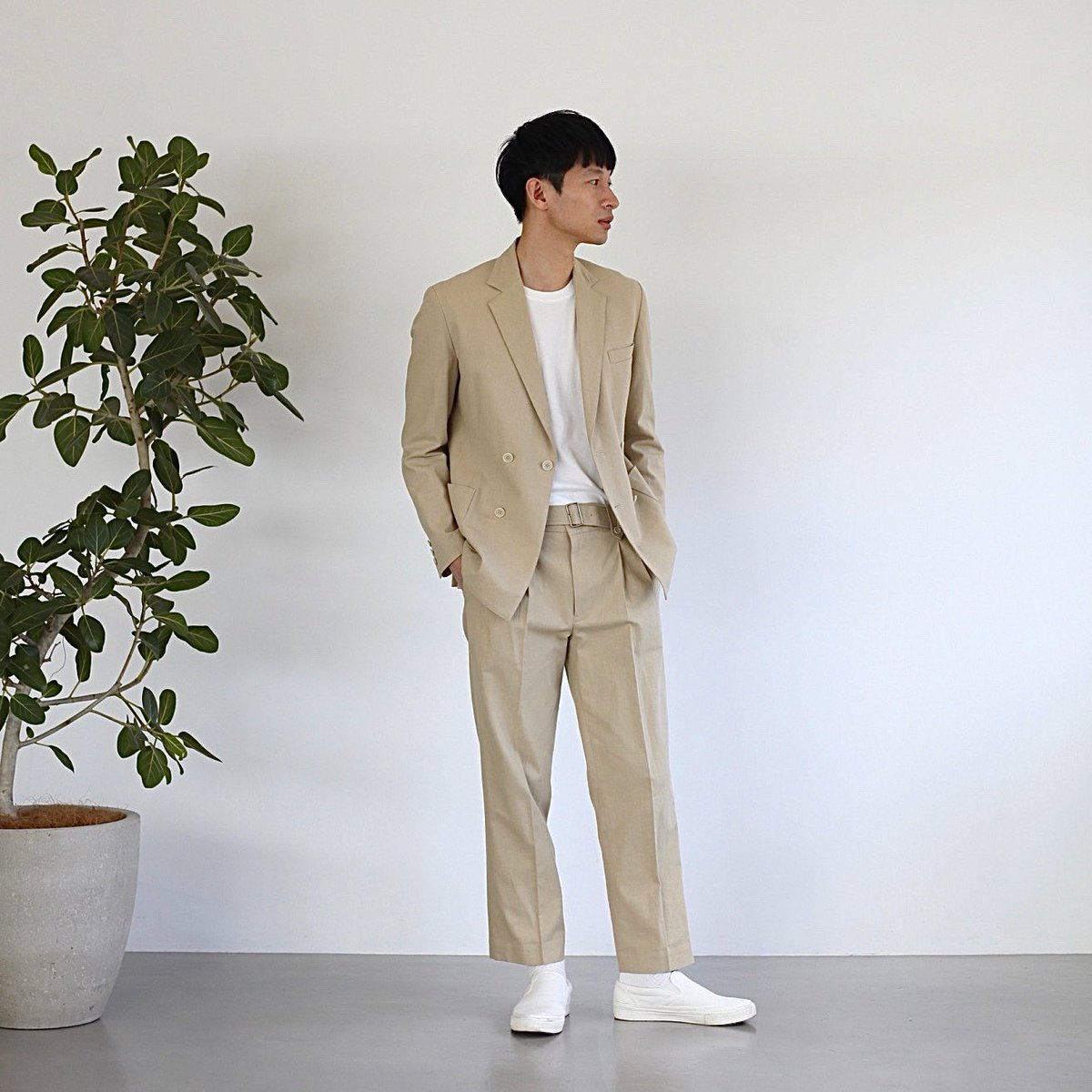 Foufouのマール コウサカ 春の紳士服 綿麻素材はカジュアルにtシャツ スニーカー バッグパック合わせてキャップなんかもあり セットアップってそんなに難しくないからぜひ 日常にセットアップ を取り入れてほしいです