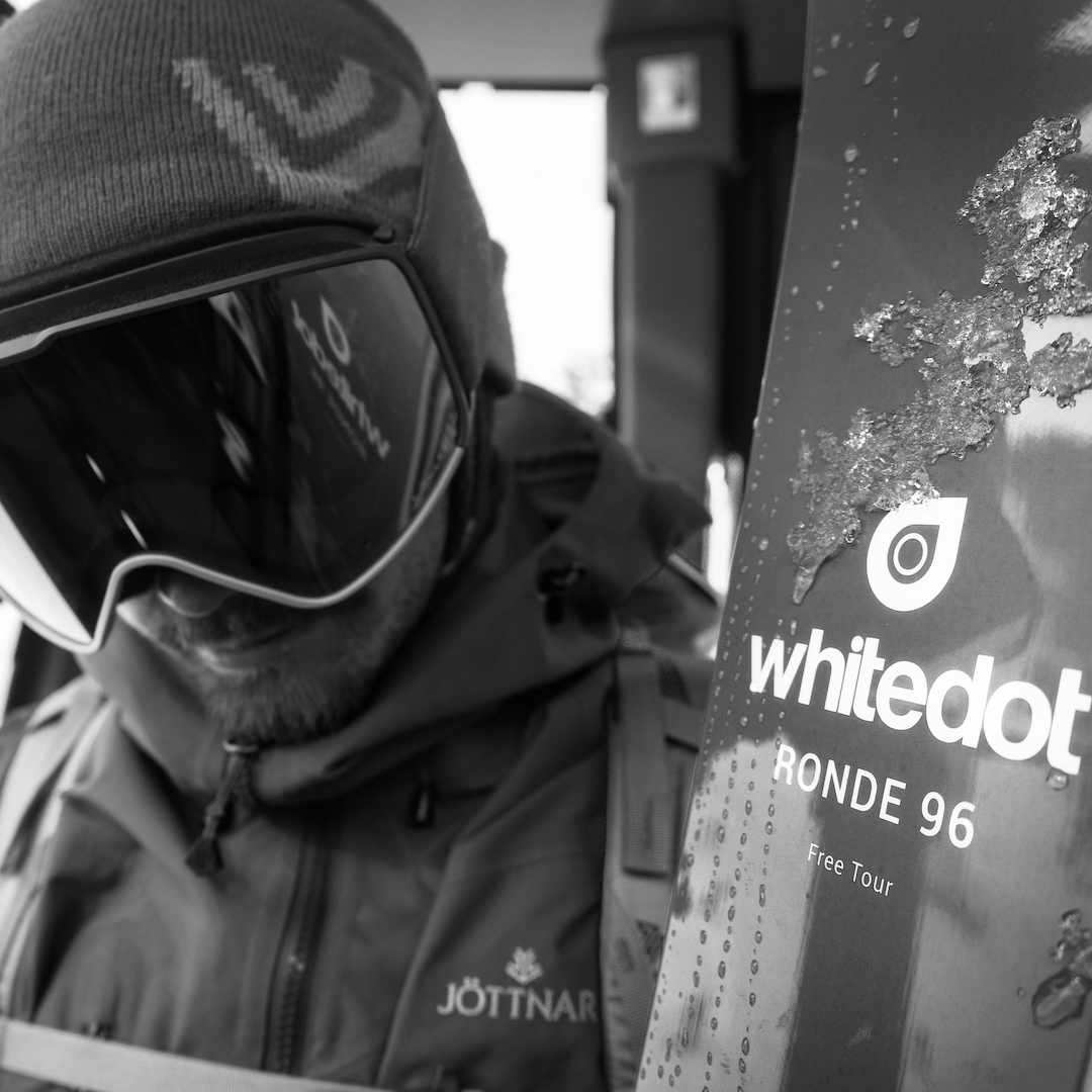 Be at one with your ski 🤗

John Thornton giving his Ronde 96 some love in St Anton am Arlberg. Shop the 2020 range now with free delivery on all skis 👉👉👉 bit.ly/Whitedot2020Sk…

📸: Jakub Sedivy

#whitedotskis #stanton #ronde