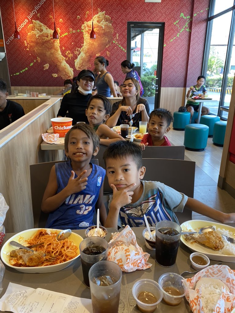ofcsurvivoree's tweet photo. Vivoree's new friends at Baseco❤️ https://t.co/Ps96cmAPxs