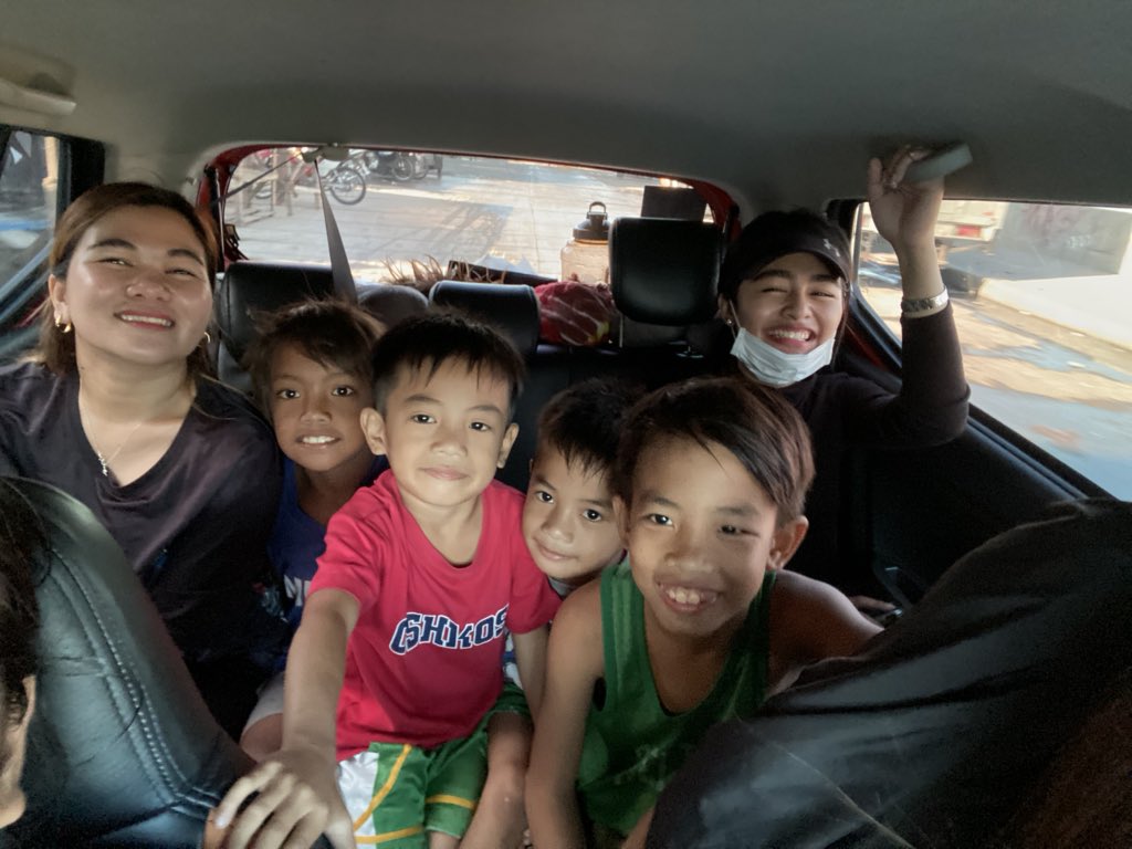 ofcsurvivoree's tweet photo. Vivoree's new friends at Baseco❤️ https://t.co/Ps96cmAPxs