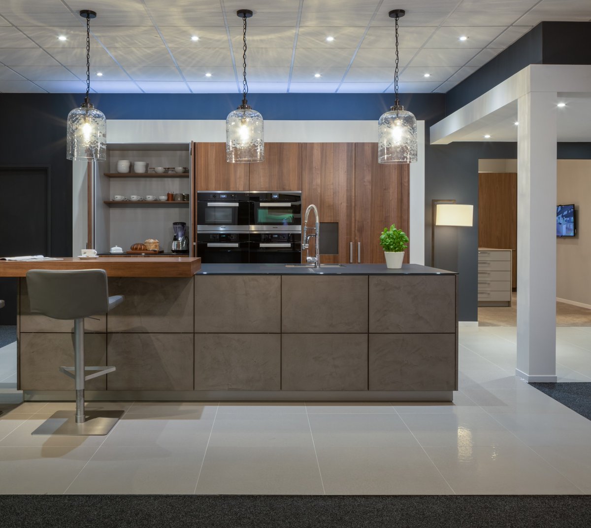 BradburysExeter's tweet image. Concrete &amp;amp; Walnut
Stunning concrete #handleless units make an impact and give a sleek edge to your #kitchendesign. Paired with walnut tall units to add warmth and class, this Warendorf Die Kuche kitchen will always be a favourite.