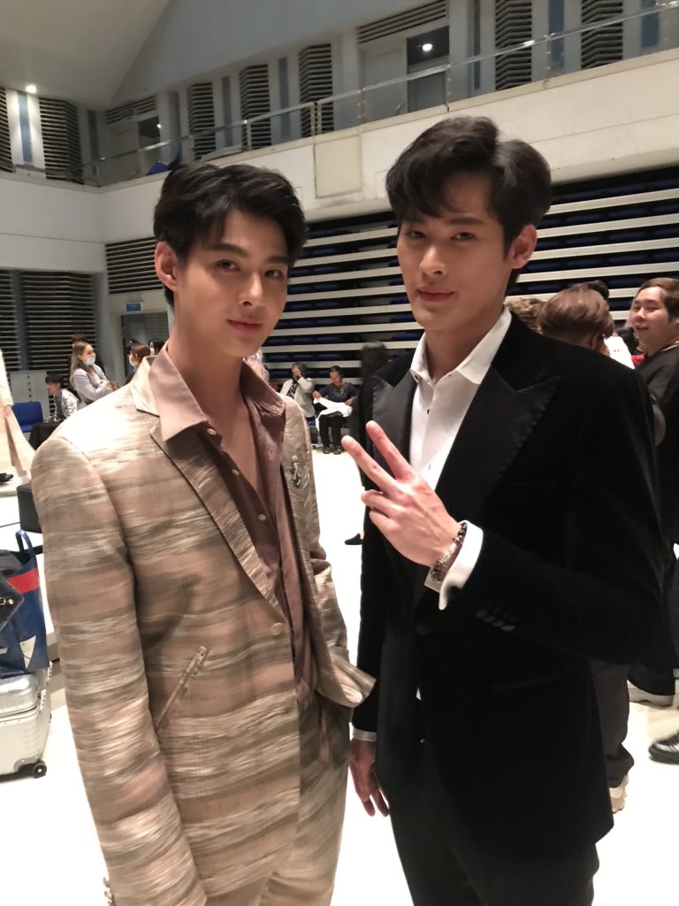 WutMovie's tweet photo. เก้าเซ้นต์ คือไม่ได้เจอกันนาน ก็ต้องแซะภาพหน่อย @numberx9th @Saint_sup https://t.co/XaTHRGyEBV