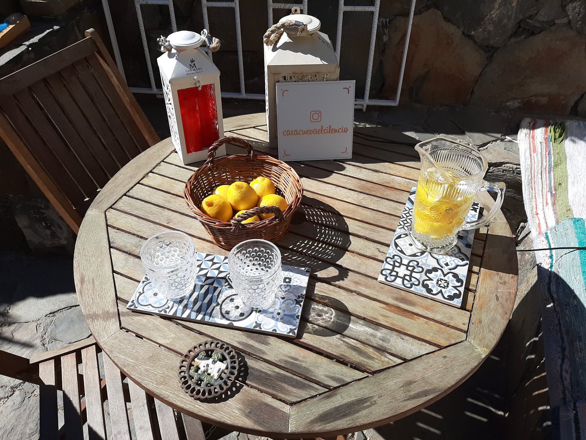 Do you fancy a lemonade in our patio?

@casacuevaelsilencio
#acusaseca
#destinostarlight
#reservadelabiosfera
#climaticparadise
#gayfriendly🏳️‍🌈
#thebestclimateintheworld
#silencecave
#caveingrancanaria
#caveinartenara
#grancanaria
#theislandofeternalspring
#cavehouse
#artenaracave