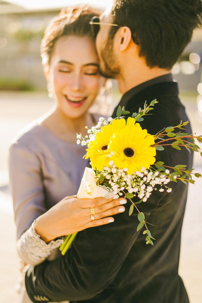 KeemaiYusof's tweet photo. haritu shoot dekat encore. matahari boleh tahan laaa teriknya. &amp; angin amboi boleh tahan laa kuat. kesian pengantin buat rambut mahal sekali kena tiup angin yang tak boleh dibawak bincang sampai serabai. 😂 https://t.co/VIjkJ1BWEk