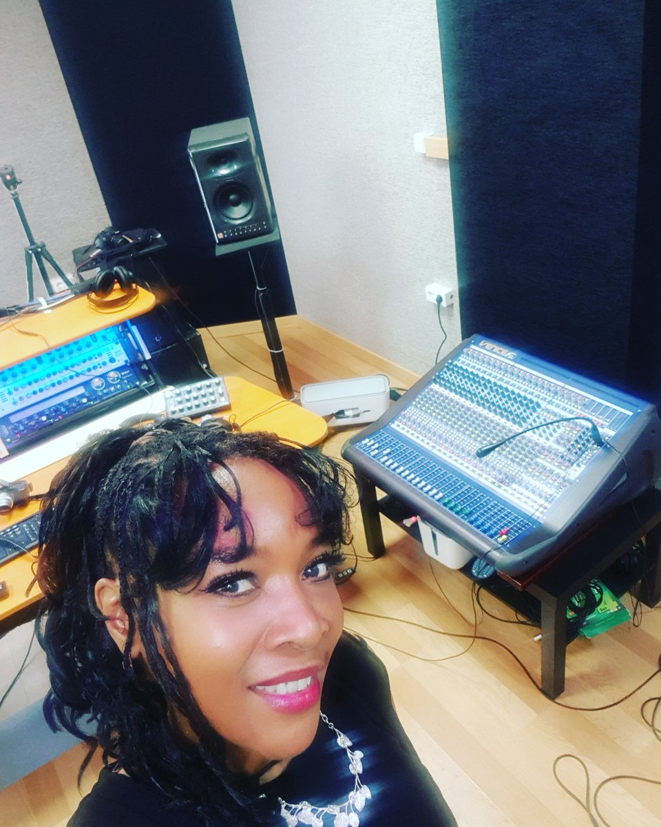 1angiea's tweet image. Flashback to studio #sessionwork vibes last year in sunny Valencia! DM me if you're looking for a soulful vibe ( fees based on MU rates ). My own new material is inspired by my salsa and afrobeat themed Stomping @ The Clissold Arms nights! Peace 🎶🥰 #studioproduction #vocalist