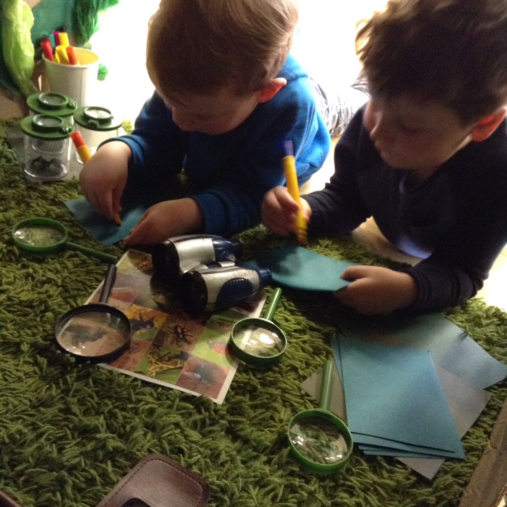 AshbridgeMaxy's tweet photo. Exploring, making notes, making discoveries, noticing features of bugs, finding out differences and names all in our little cardboard mini bug investigation centre #atelier #learningdiscoveries #EYmatters #EYFS #bugdetectives @NDNAtalk #earlylearning https://t.co/MGvAJmyPzi