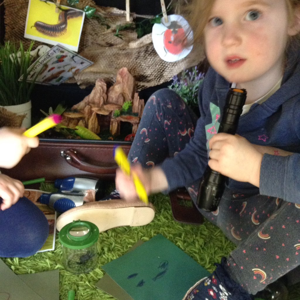 AshbridgeMaxy's tweet photo. Exploring, making notes, making discoveries, noticing features of bugs, finding out differences and names all in our little cardboard mini bug investigation centre #atelier #learningdiscoveries #EYmatters #EYFS #bugdetectives @NDNAtalk #earlylearning https://t.co/MGvAJmyPzi