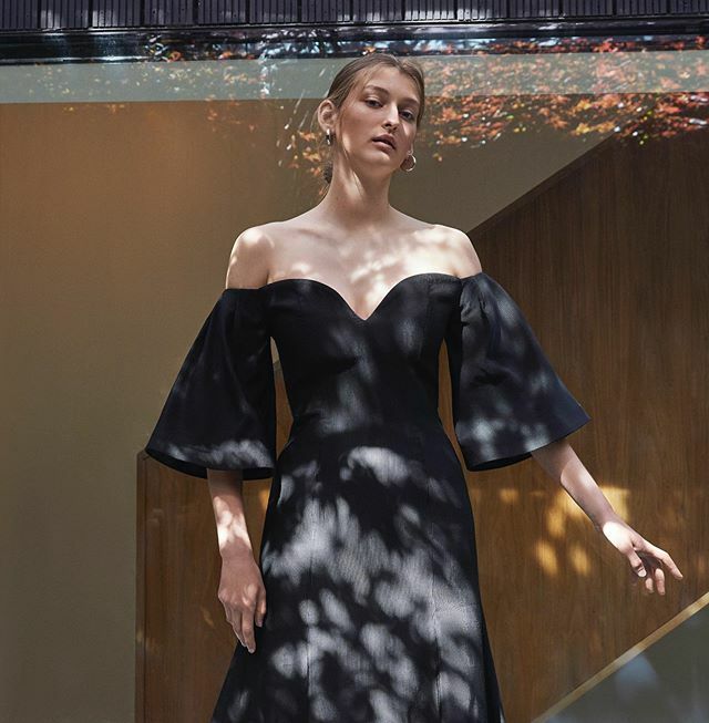 Inspired by the Ancient Greek oracle Pythia from Delphus, the ‘Delfi’ dress is a beautifully tailored off-the-shoulder dress that accents the décolletage in the most feminine way. #essevie #essevielondon ift.tt/2Ihc90c