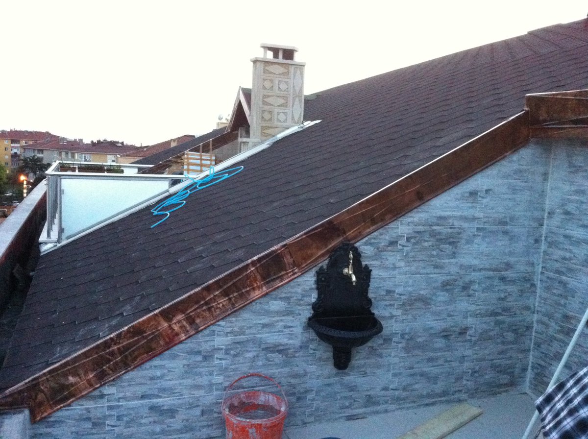 sareyapi's tweet photo. Çatı Shingle ve Teras Bakır Kaplamaları. 2008/Altunizade
•
#roof #roofing #roofer #roofrepair #roofinglife #shingle #restorasyon #bakır 
#shingleroof #konutçatıları
#homeimprovement 
#copper #roofgutter #çatıömrü #konutçatıları https://t.co/cRhS4OXh8n