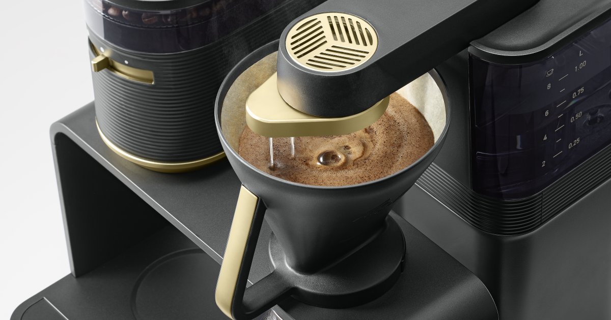Bringing the beauty of manual pour over into a product: EPOS, the electric coffee maker simulates brewing coffee by hand, pouring patterns that ensure the coffee is dampened as if done manually. 
Designed for Melitta by FLUID: bit.ly/32v8ULT #fluiddesign #Melitta #design
