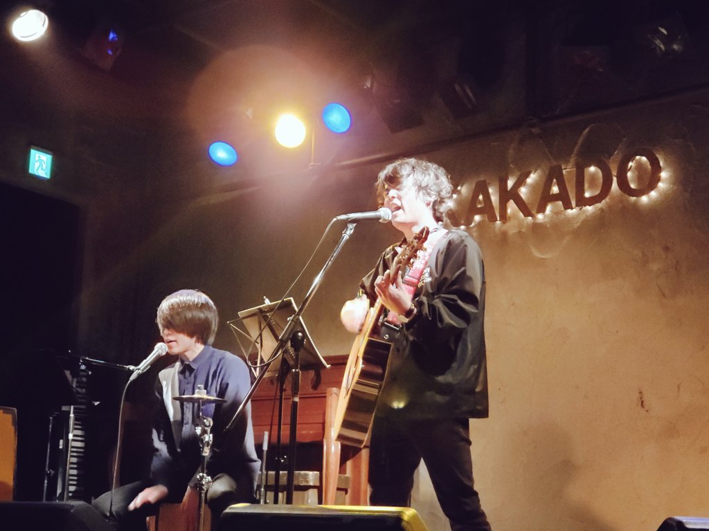 KAKADO__'s tweet image. 本日ラスト飾るのは
「at once」のお二人です♪😊
ロックテイストの魂のこもった力強い演奏で突き進んでゆくステージ
THE BLUE HEARTSさんの青空のカバーも二人の声の相性もキレイでバシッと歌う姿かっこよかったです！

ユキさんの髪の毛さらっさ...ry
#atonce @yuki_mdv @AddictNn
#KAKADO #おーき