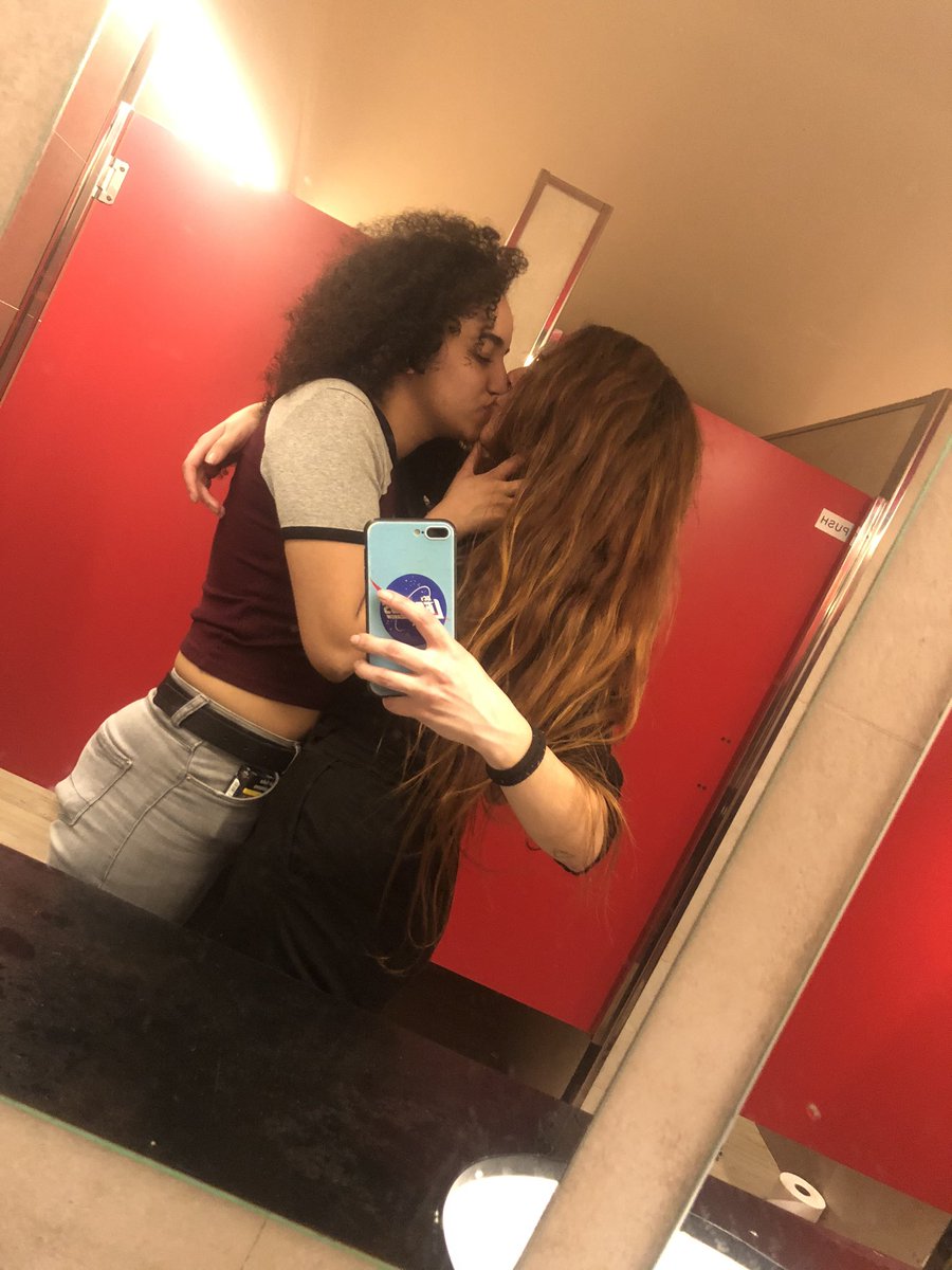 schecterstuff's tweet photo. Mi mejor amiga es el amor de mi vida. Confirmamos. https://t.co/btBZfOd6Lf