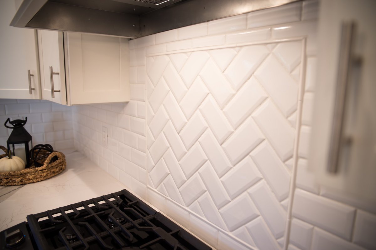 miarosedesign's tweet photo. White subway tile is not only a classic look - it is the epitome of versatility. This splash shows a herringbone accent trimmed in white pencil tile, but the possibilities are endless with grout colors, different sizes, different trim pieces. #tiletuesday https://t.co/LcZJo02Sqp