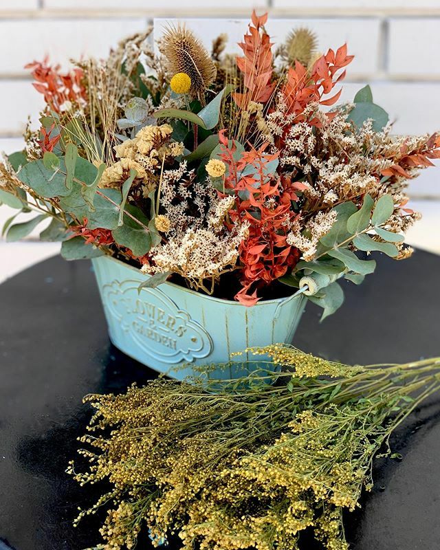 regiacasa's tweet photo. Casi listos los arreglos con flores secas #regiacasa #ramosecos #flowershop #instaflower #flowerarrangement https://t.co/xqzkPuJwPu https://t.co/dGTERCkKx0