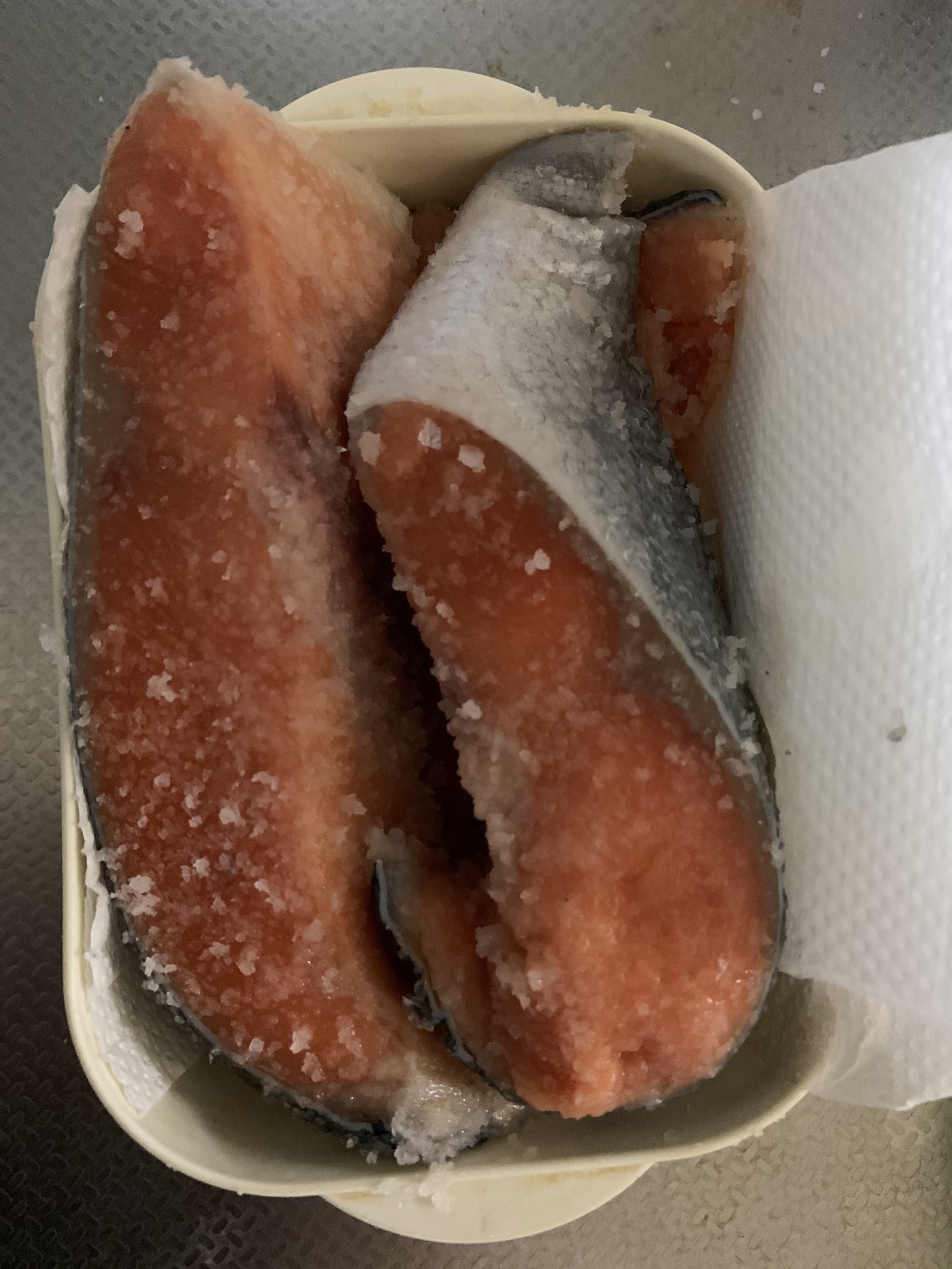あむひと 料理始めました 見切り品の鮭をゲット 朝飯 お弁当のおかずにしよう 明後日か 明々後日かなぁ 身体に悪いとは思いつつ 塩漬けに 最近は 甘鮭ばかりで たまには 昔懐かしい 塩辛い焼鮭が食べたいんです あ 血圧が